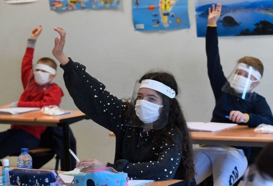Almaniyada məktəblilər parta arxasına qayıdıb