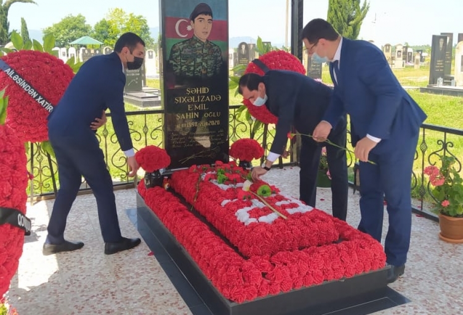 Lənkəranlı gənclər şəhidlərin məzarlarını ziyarət ediblər