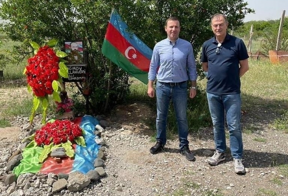 L'entraîneur-chef italien de l'équipe d’Azerbaïdjan de football a visité la tombe du Héros national Allahverdi Baghirov