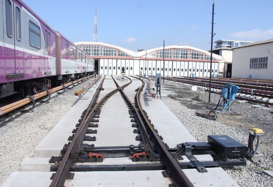 Bakı metrosunda dəmir-beton tirlər üzərində ilk yoldəyişdirici qurğu quraşdırılıb
