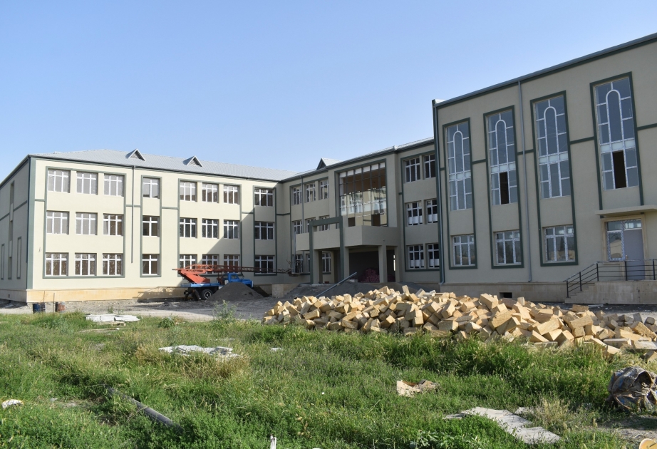 Bərdənin Qaradəmirçi kəndində inşa edilən yeni məktəb binasında son tamamlama işləri görülür VİDEO