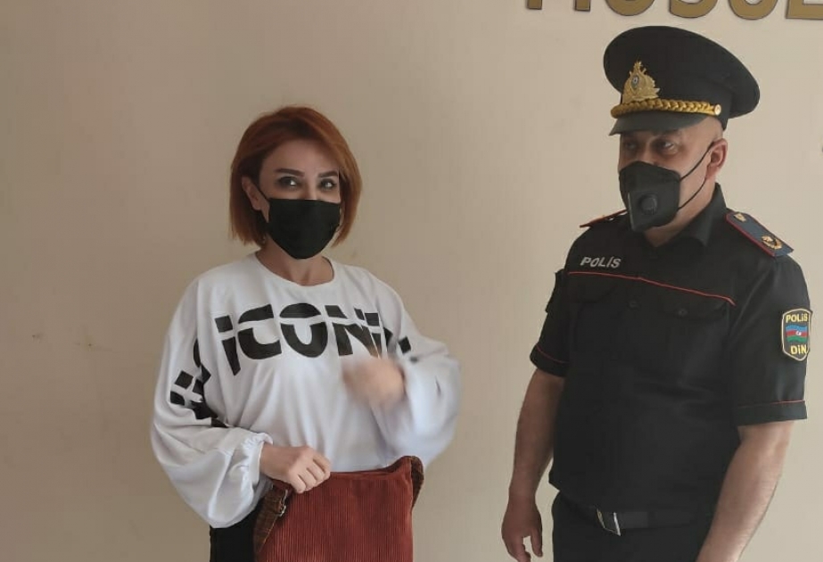 Ağsuda polis əməkdaşı qadının itən pulqabısını taparaq özünə qaytarıb