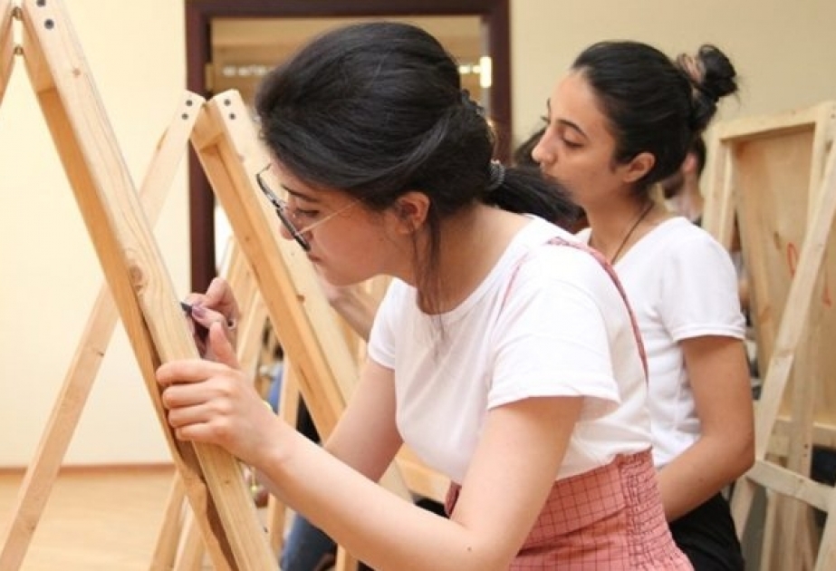 V ixtisas qrupu üzrə müsabiqə qəbul imtahanının birinci mərhələsinin və qabiliyyət imtahanının nəticələrinə əsasən aparılır
