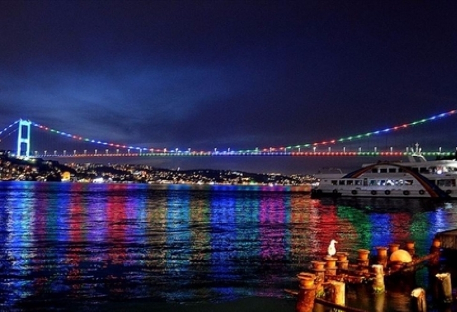 Puentes de Estambul se iluminan con los colores de la bandera de Azerbaiyán