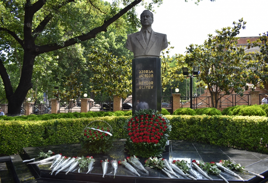 Ulu öndər Heydər Əliyevin Tbilisidəki büstü ziyarət olunub