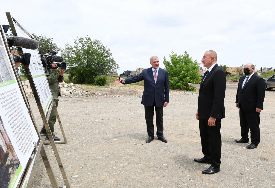 El presidente Ilham Aliyev visitó la mezquita Giyasli en Aghdam