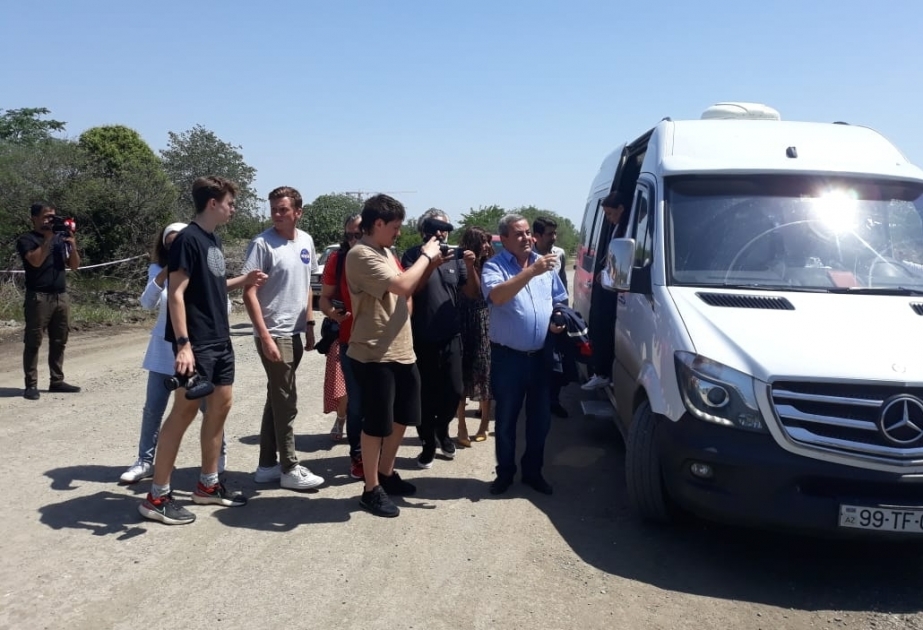 Началась поездка блогеров, представляющих восемь стран, в освобождённый от оккупации город Агдам