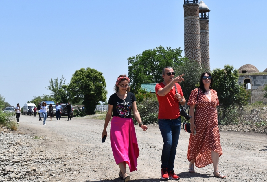 Blogueros internacionales graban en vídeo las atrocidades armenias en Aghdam