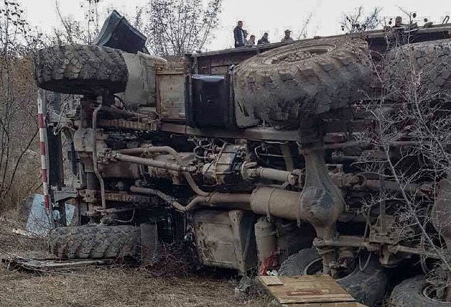 Ermənistan ordusunun yük avtomaşınının aşması nəticəsində 10-a yaxın hərbçi xəsarət alıb