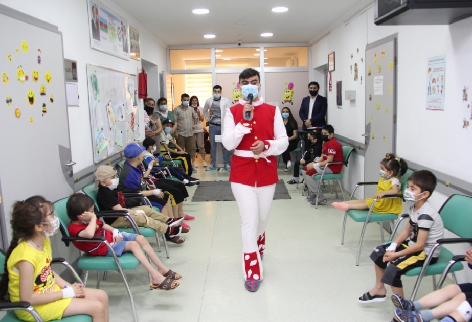 Milli Hematologiya və Transfuziologiya Mərkəzində distant təhsil alan uşaqlara hədiyyələr təqdim olunub