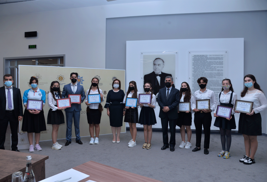 “Ən yaxşı təqdimat” müsabiqəsində fərqlənən paytaxt məktəbliləri mükafatlandırılıb