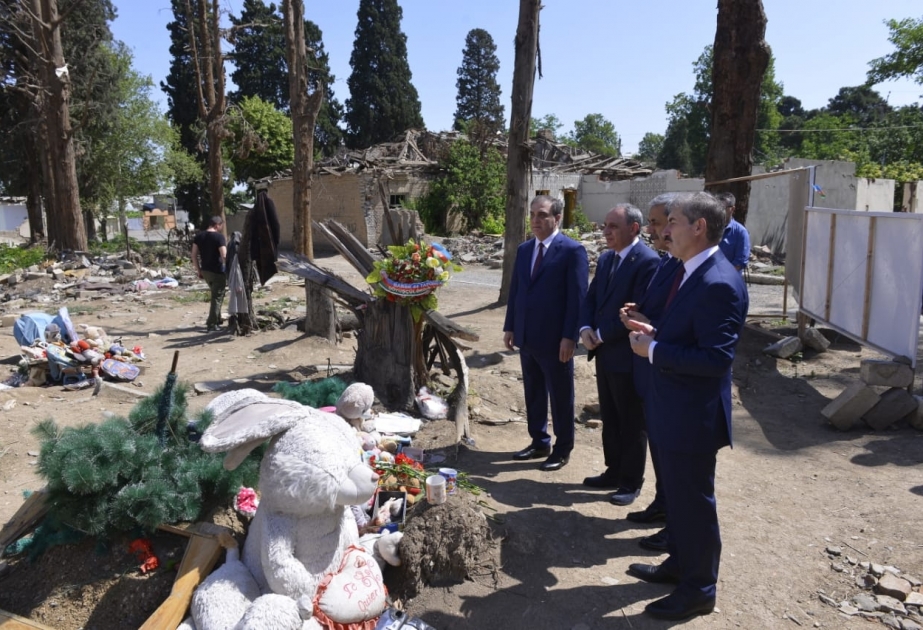 Fiscales generales de Azerbaiyán y Turquía visitaron el territorio destruido por el ataque con cohetes del ejército armenio en Ganja