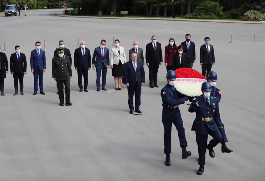 Yeni Azərbaycan Partiyasının nümayəndə heyəti Anıtqəbiri ziyarət edib