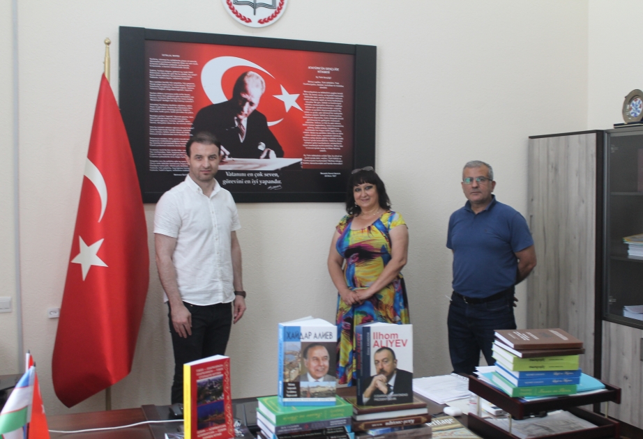 Daşkənd Türk Liseyinə ölkəmizə dair zəngin kitab kolleksiyası hədiyyə edilib