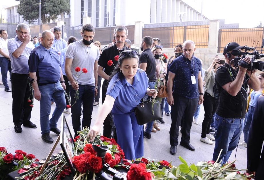 Azərbaycan mətbuatının nümayəndələri şəhid jurnalistlərin xatirəsini yad edirVİDEO