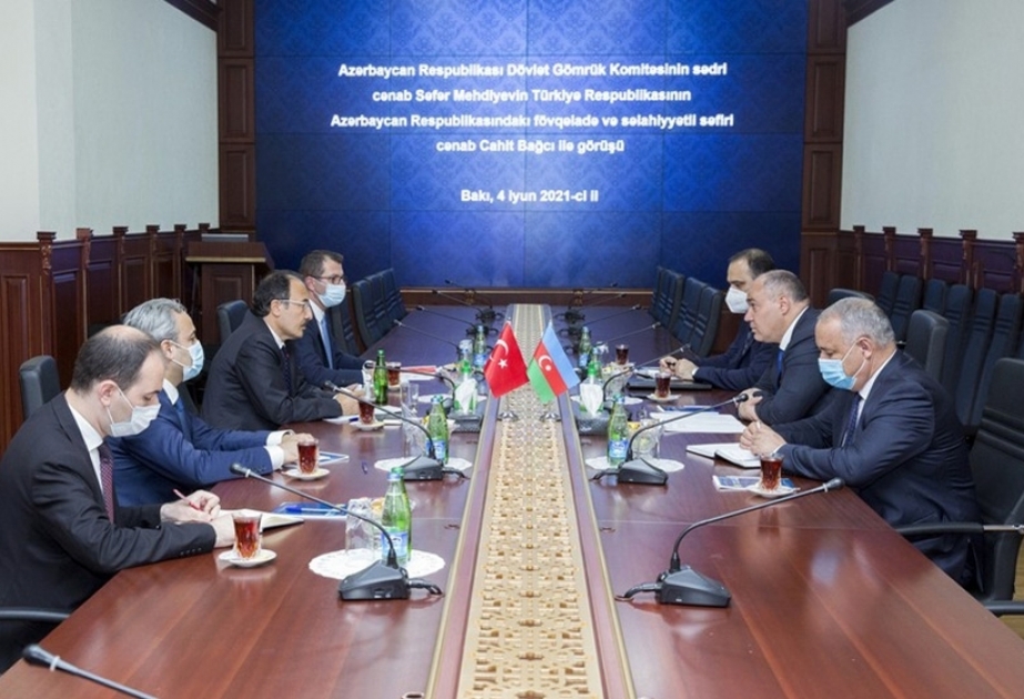 Presidente del Comité Estatal de Aduanas se reunió con el embajador turco