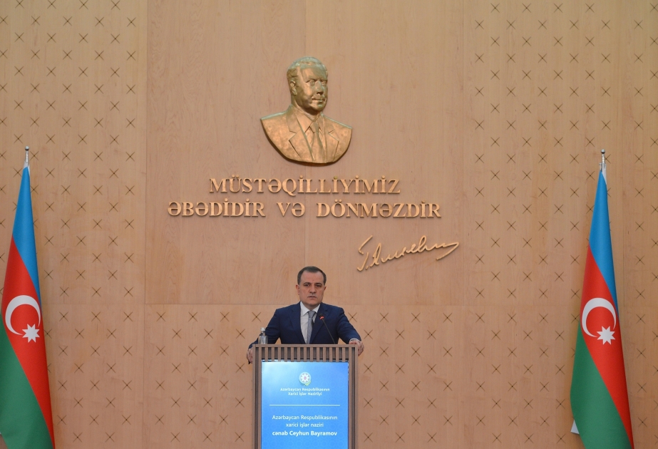 Xarici işlər naziri rotasiya qaydasında xarici ezamiyyətə gedən diplomatlarla görüşüb