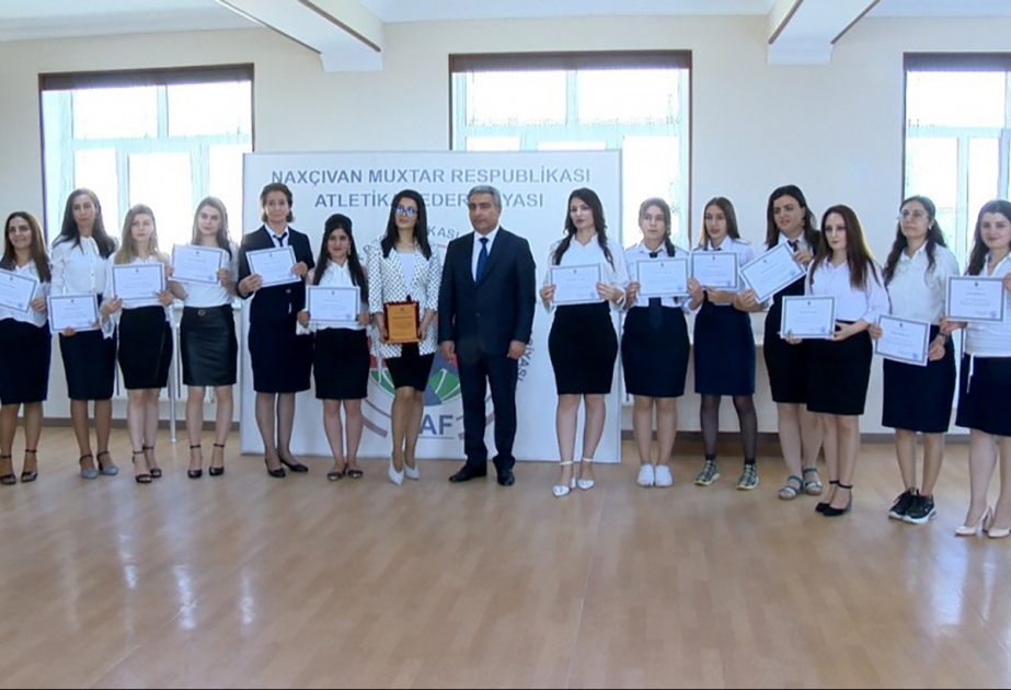 Bədii gimnastika kursunu uğurla başa vuran müəllim və tələbələrə sertifikatlar təqdim olunub
