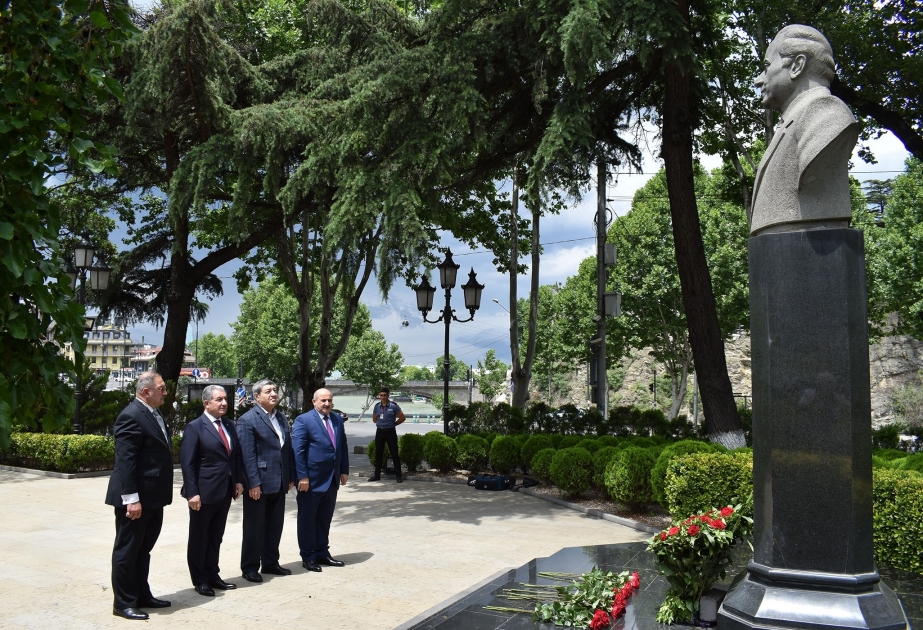 阿塞拜疆代表团在第比利斯拜谒全民领袖纪念碑