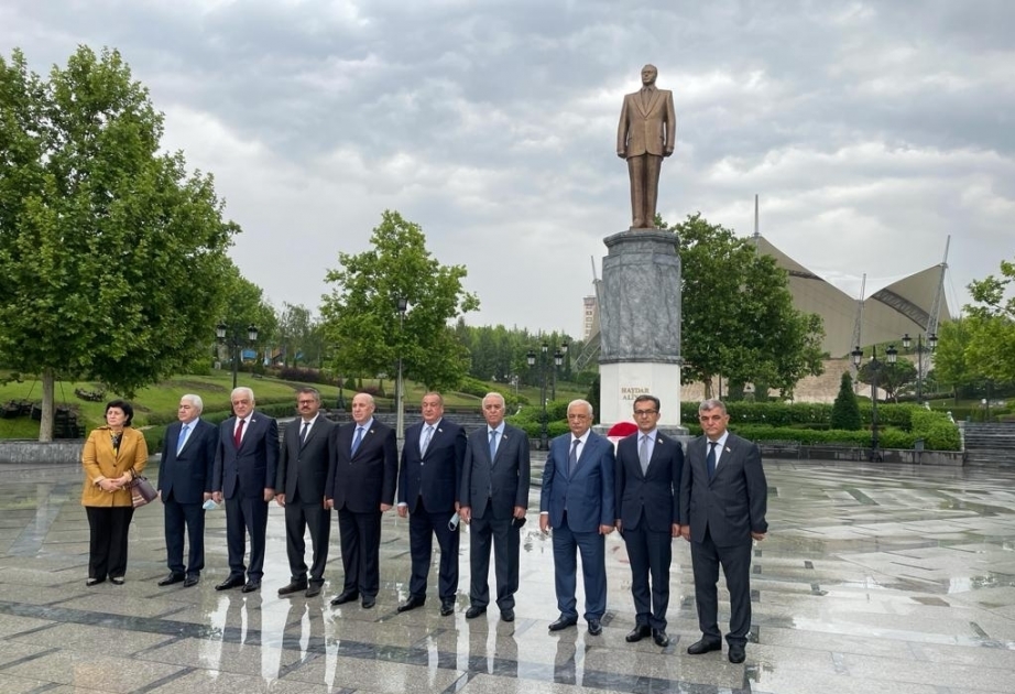 Una delegación parlamentaria de Azerbaiyán visita el monumento a Heydar Aliyev en Ankara