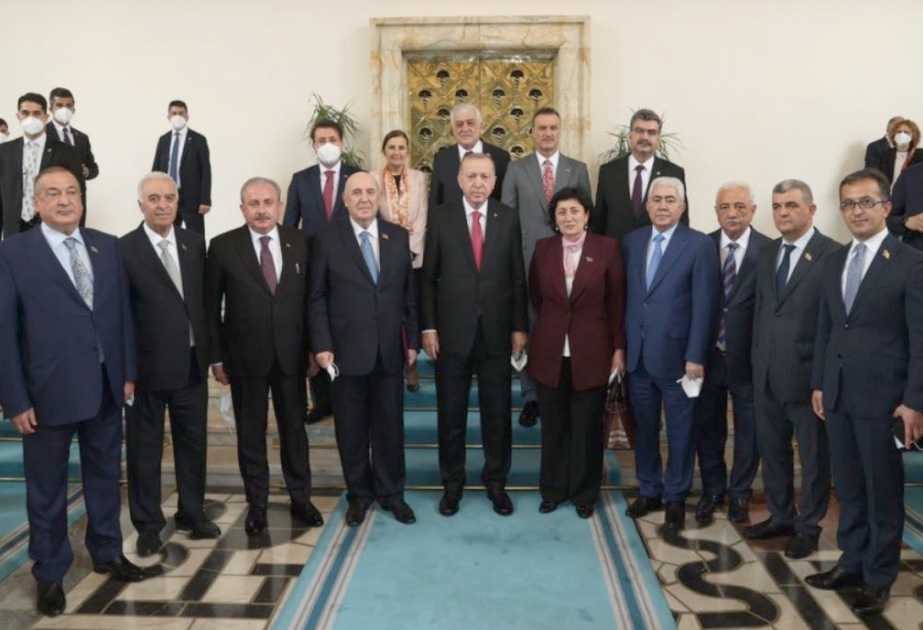 Türkiyə Prezidenti Rəcəb Tayyib Ərdoğan Ankarada səfərdə olan Azərbaycanın parlament nümayəndə heyəti ilə görüşüb VİDEO