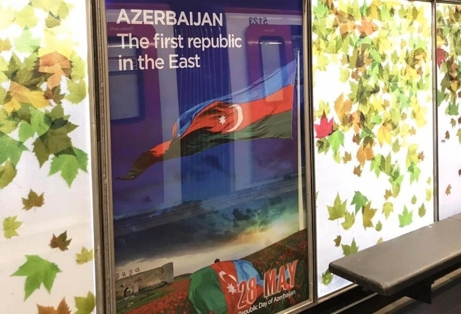 Se instalan vallas informativas de Azerbaiyán en el metro de Barcelona
