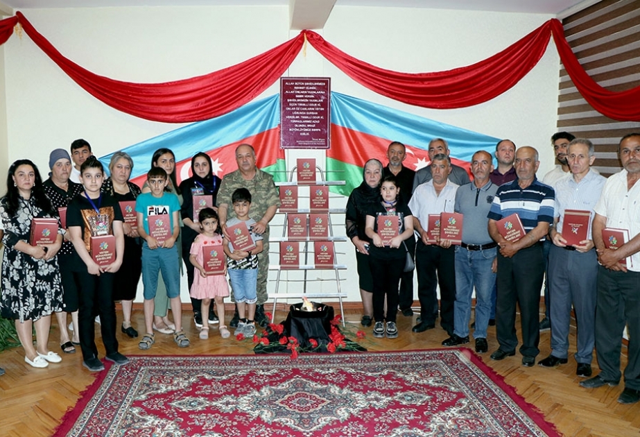 Gəncə Qarnizonunda şəhid ailələrinə “Vətən müharibəsi şəhidləri” adlı kitab təqdim edilib