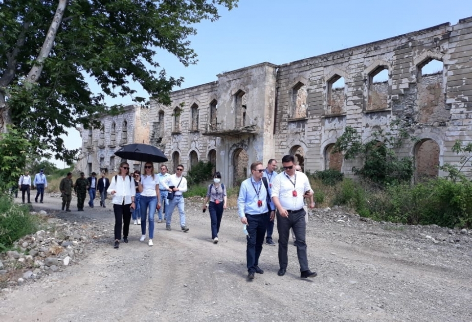 Representantes del cuerpo diplomático extranjero visitaron las ruinas del Teatro de Drama en el centro de Aghdam