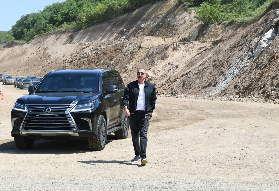 Präsident Ilham Aliyev besichtigt Bauarbeiten an einer Brücke über Siegesstraße VIDEO