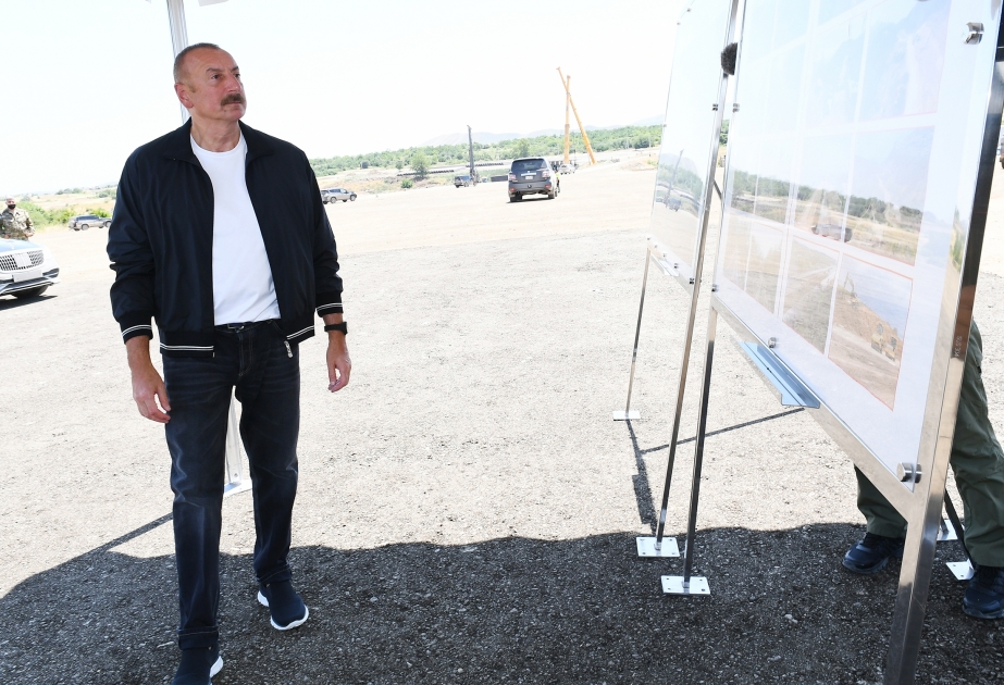 Präsident Ilham Aliyev inzpiziert Straßenbauarbeiten im Rayon Füsulu VIDEO