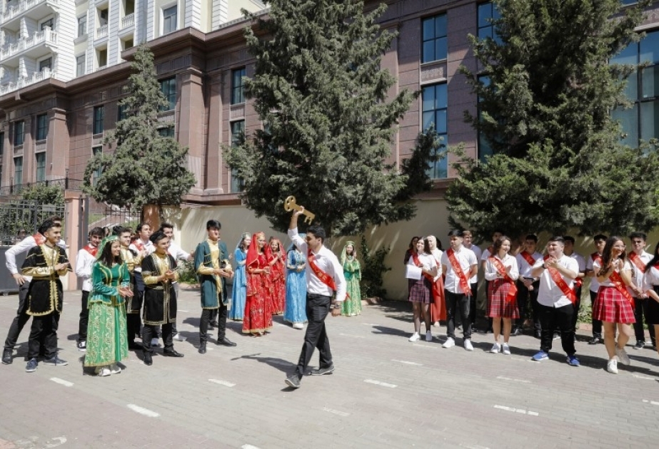 BDU-nun nəzdində “Gənc istedadlar” liseyinin məzunları üçün “Son zəng” çalınıb