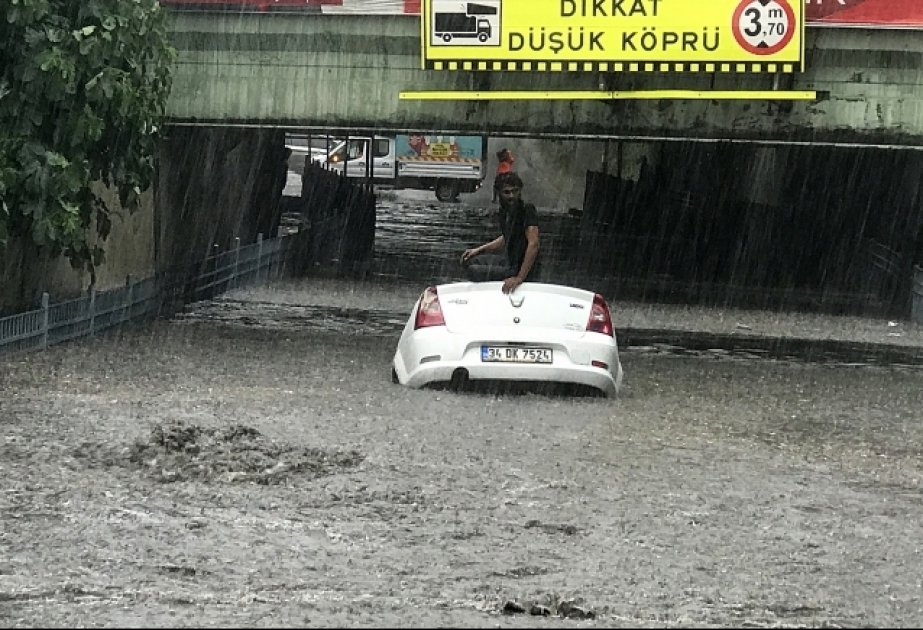İstanbulda yağan leysan yağışı bir sıra fəsadlar törədib