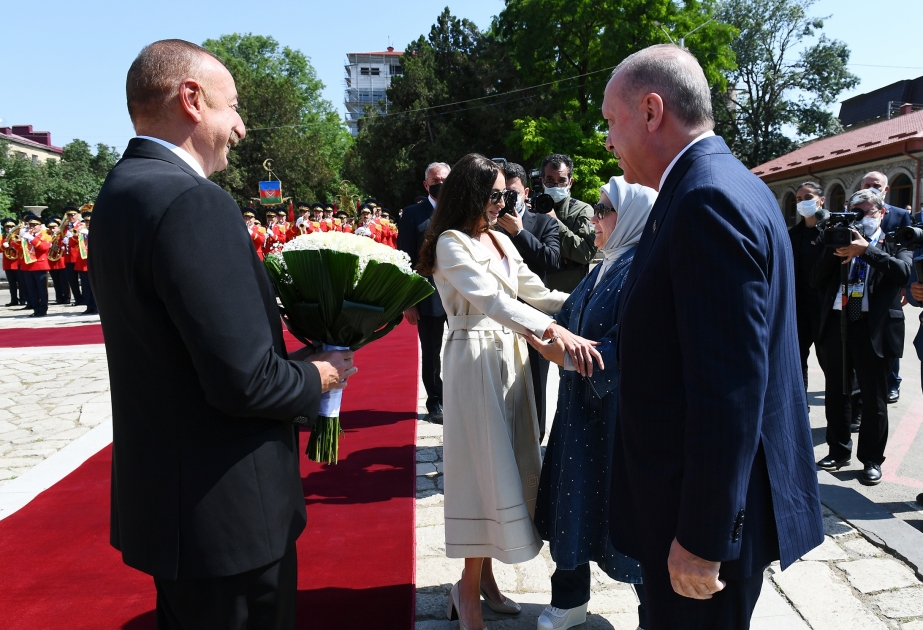 Una ceremonia oficial de bienvenida al Presidente de Turquía, Recep Tayyip Erdogan, se efectuó en Shusha