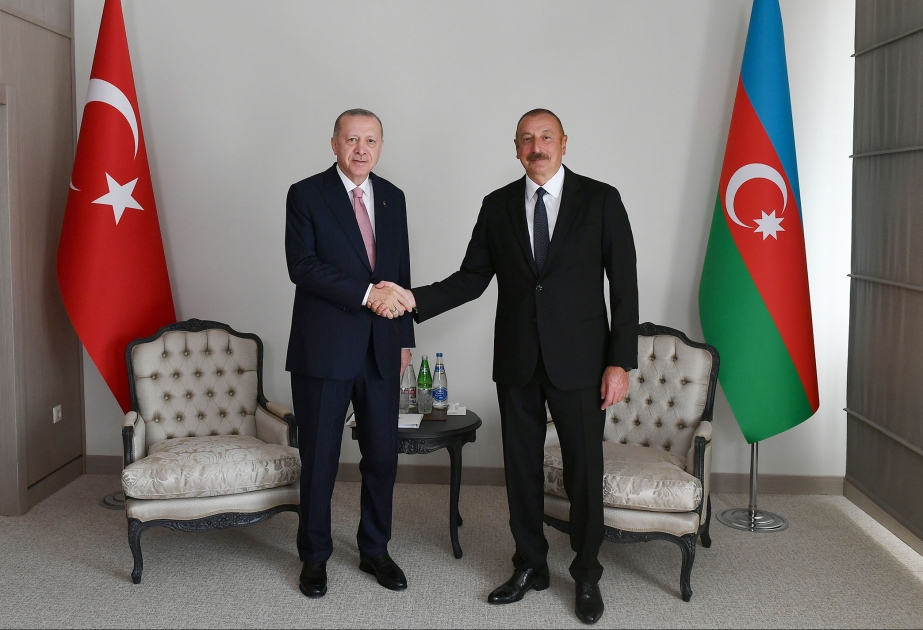 Präsident Ilham Aliyev und Präsident Recep Tayyip Erdogan treffen sich unter vier Augen VIDEO