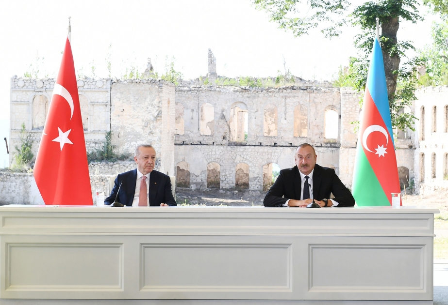 Präsident Ilham Aliyev und Präsident Recep Tayyip Erdogan treten mit Erklärungen für Presse auf VIDEO