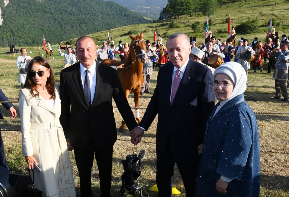 Şuşada Heydər Əliyev Fondunun təşkilatçılığı ilə “Musiqi irsi və Qarabağ atları Cıdır düzündə” adlı kompozisiya təqdim olunub VİDEO