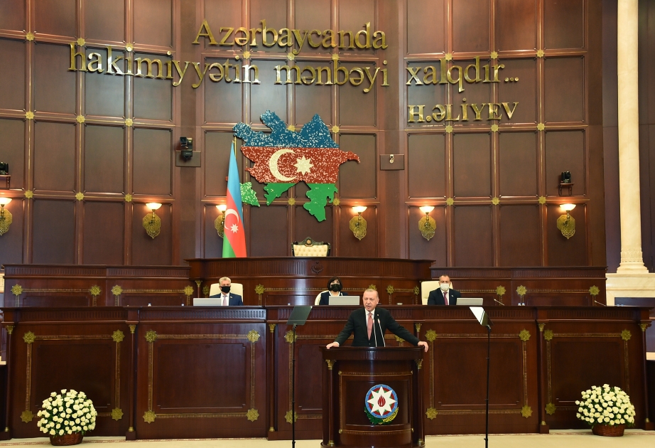 Recep Tayyip Erdogan interviene en la sesión especial del Parlamento de Azerbaiyán