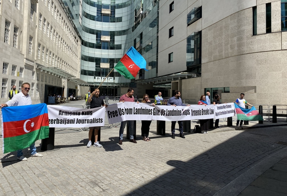 Böyük Britaniyada yaşayan azərbaycanlılar BBC-nin qarşısında mitinq keçiriblər