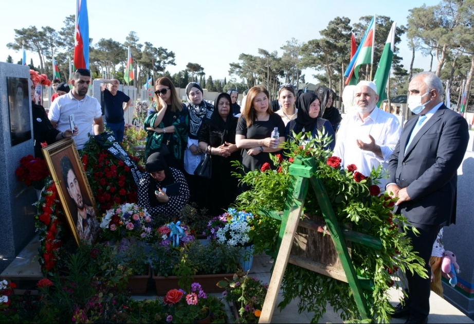 UNEC-in şəhid məzununun diplomu ad günündə məzarı önündə təqdim edilib