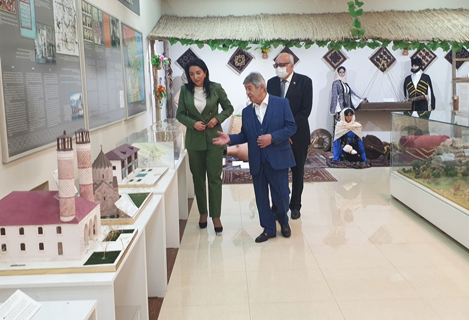 Ombudsman Özbəkistanda Heydər Əliyev adına Azərbaycan Mədəniyyət Mərkəzində olub