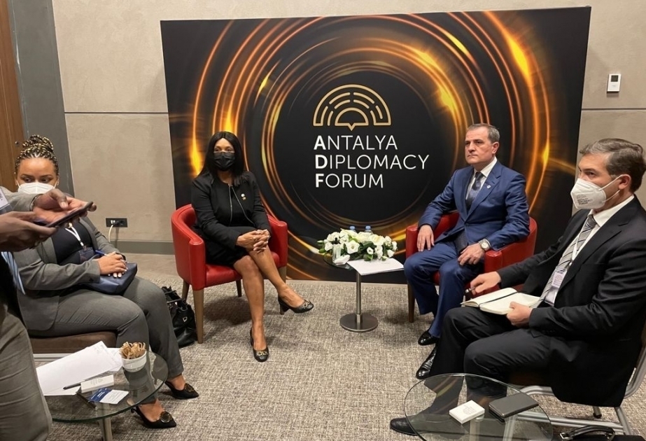 Se discuten las relaciones entre Azerbaiyán y Guinea-Bissau