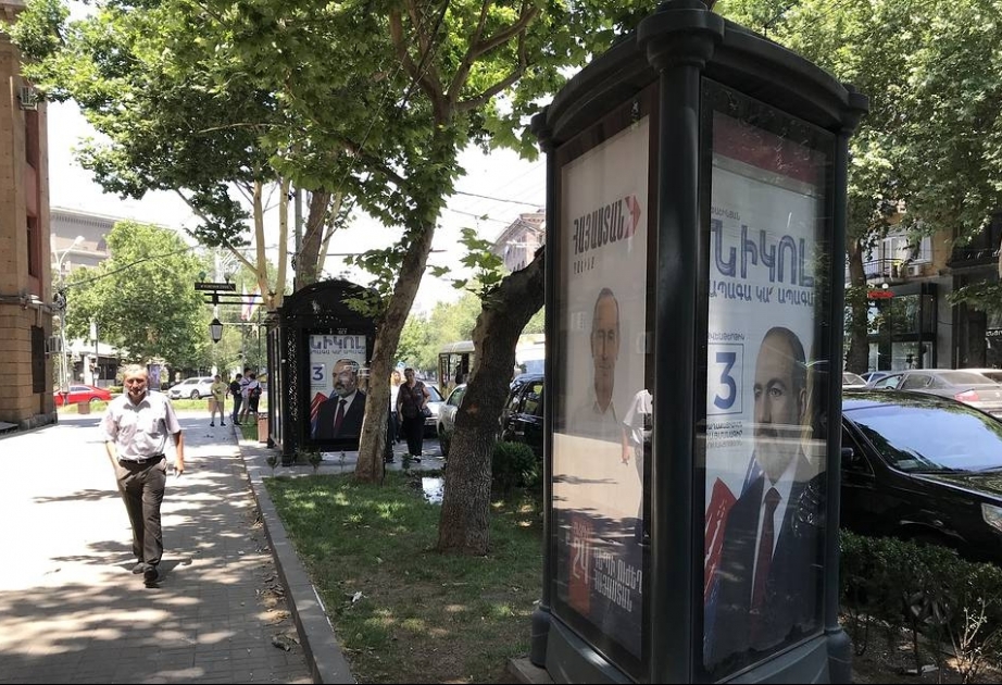 Ermənistan seçkiyə bir-biri ilə açıq düşmənçilik edən düşərgələrə bölünmüş vəziyyətdə gedir