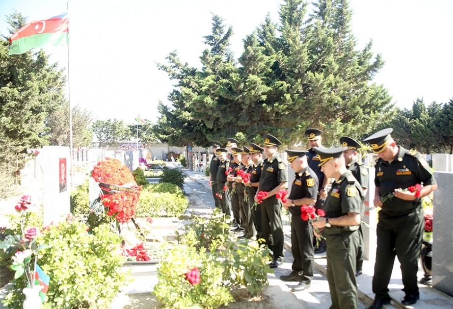 Müdafiə Nazirliyinin nümayəndə heyəti Milli Qəhrəman Mübariz İbrahimovun məzarını ziyarət edib