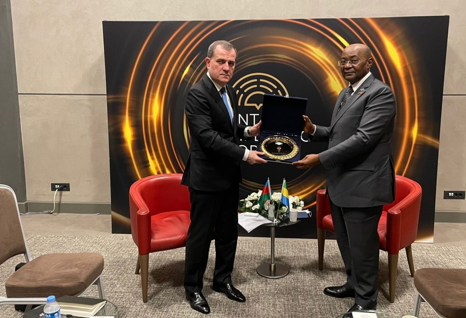 Ministro de Asuntos Exteriores de Azerbaiyán se encontró con su homólogo gabonés en Antalya