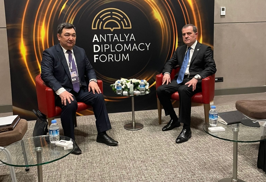 Canciller de Azerbaiyán se reunió en Antalya con su homólogo kuwaití y presidente de la Academia Túrquica Internacional