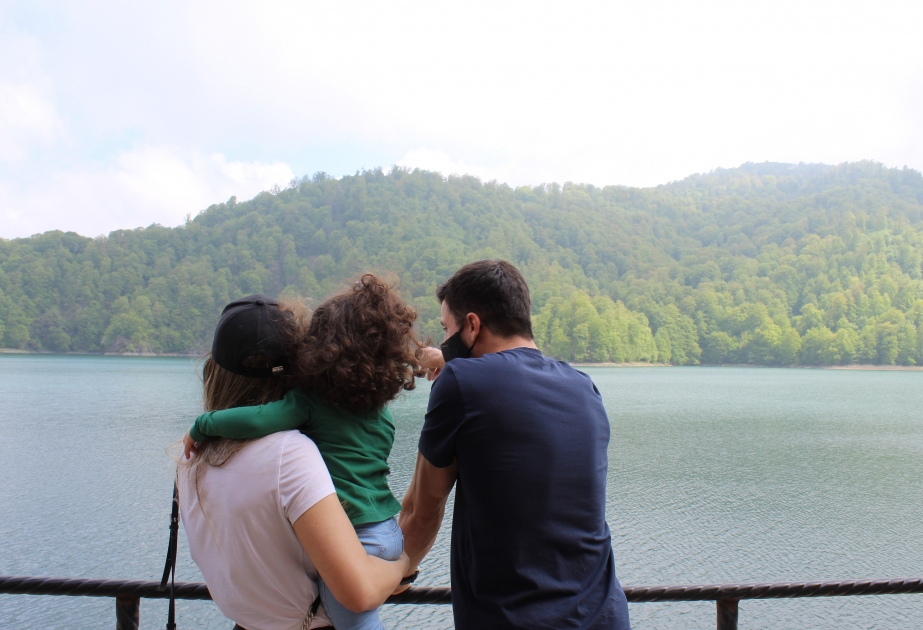 Göy yaylaqlar belinə qalx, Kəpəz dağdan Göygölə bax