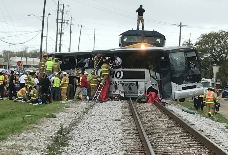 2 killed, 6 injured in Egypt's train-bus collision