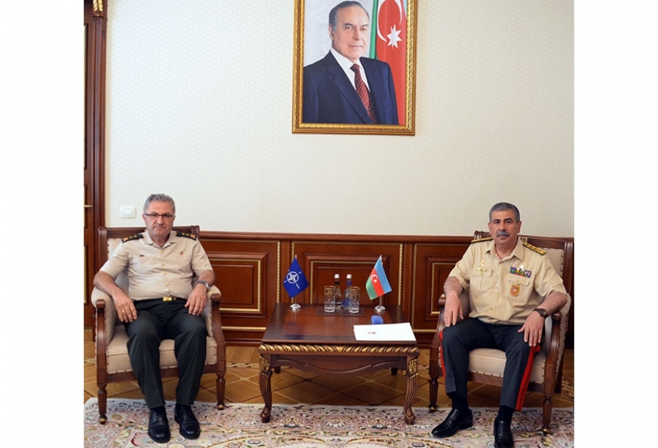 Müdafiə naziri NATO-nun Quru Qoşunları Komandanlığının Qərargah rəisi ilə görüşüb