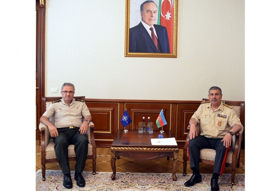 Verteidigungsminister Hasanov trifft sich mit Stabschef von NATO-Landstreitkräftekommando in Izmir