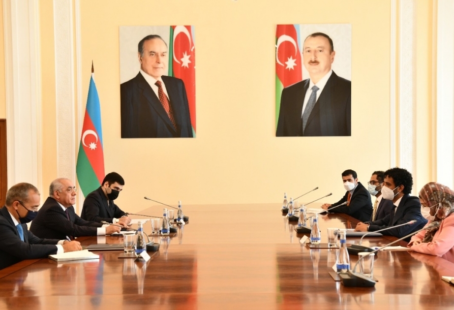 Primer ministro de Azerbaiyán se reúne con el ministro de Economía de los Emiratos Árabes Unidos